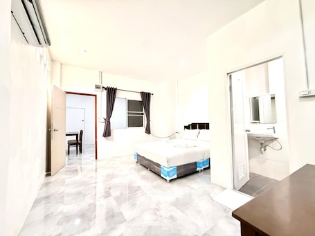 Family Room | Desk, free WiFi. Jasmine Residence