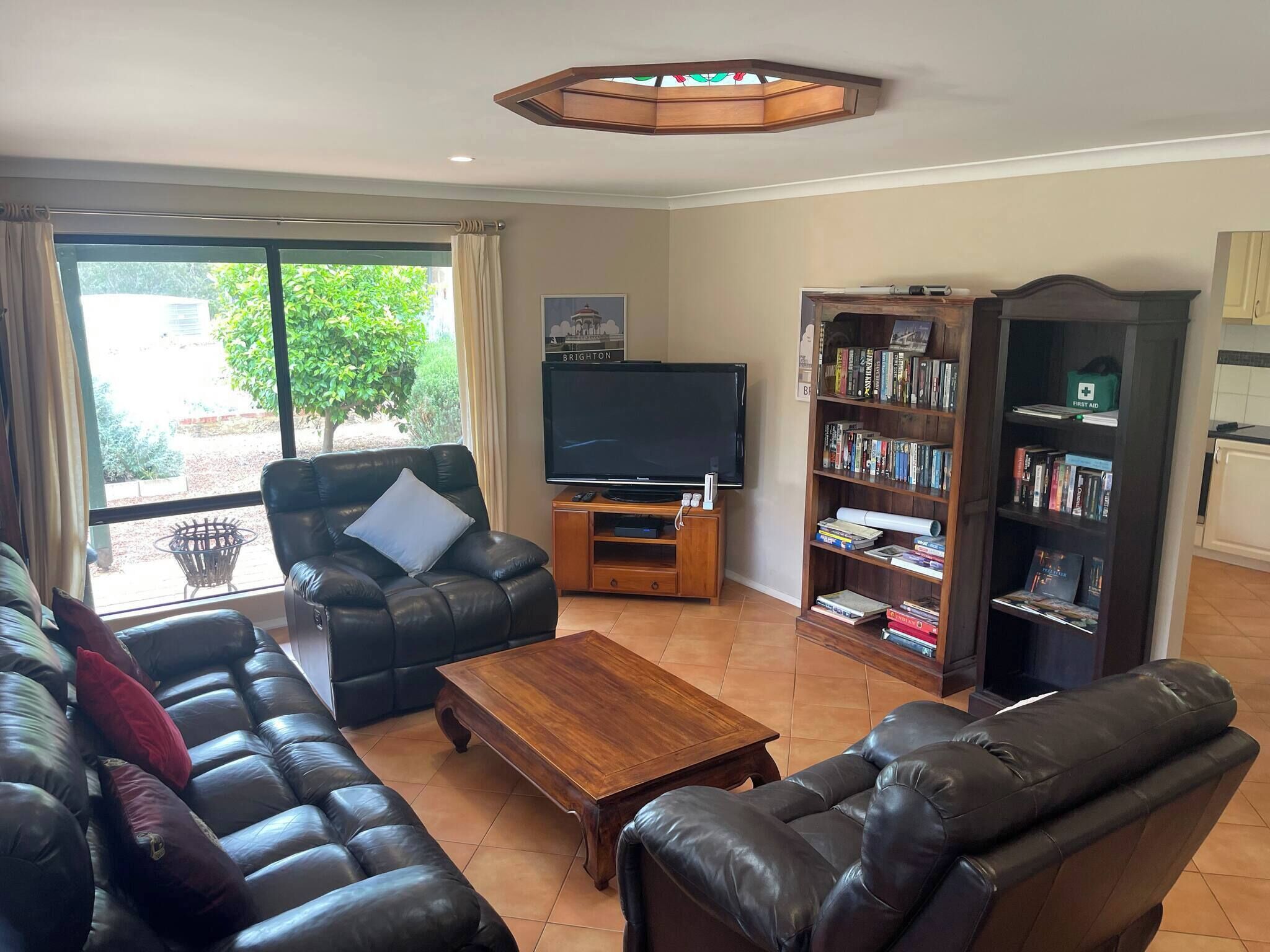 Fernseher, Kamin, Videospiele, Bücher