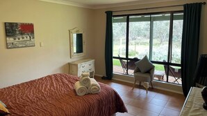 3 habitaciones, tabla de planchar con plancha, internet y ropa de cama 