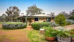 المنشأة من الخارج