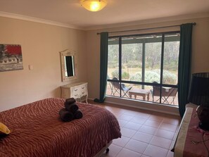 3 quartos, ferros/tábuas de passar roupa, acesso à internet