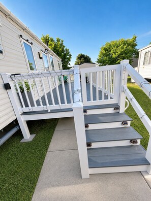 A white deck with a railing leading to a house. - Singh&Leite Family Caravan 10 (Clacton-on-Sea)