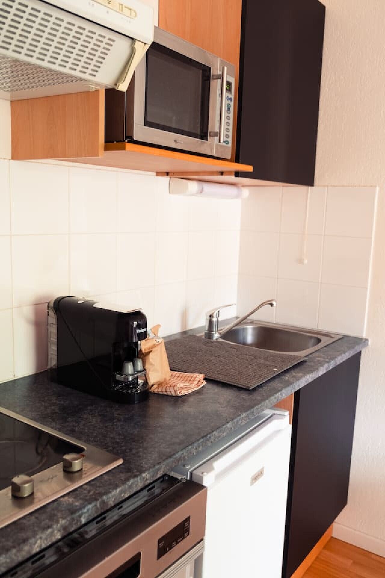 Réfrigérateur, micro-ondes, cafetière/bouilloire, grille-pain