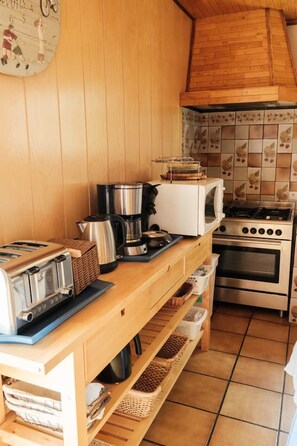 Een koelkast, een microgolfoven, een oven, een kookplaat