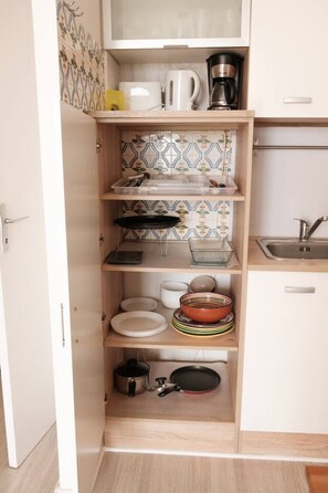 Kühlschrank, Mikrowelle, Ofen, Herdplatte