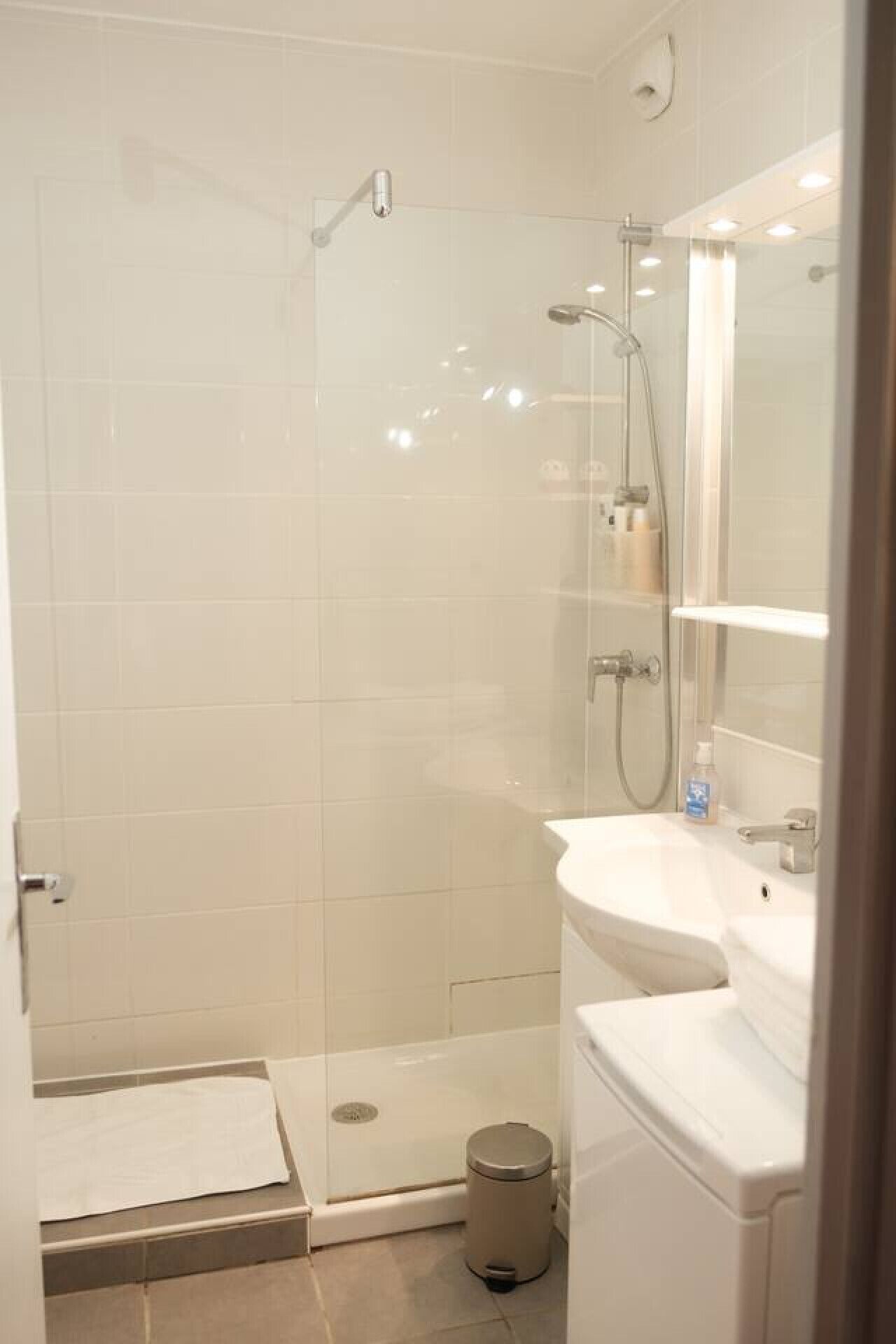 Douche, sèche-cheveux, serviettes fournies