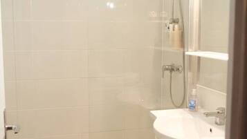 Douche, sĂšche-cheveux, serviettes fournies