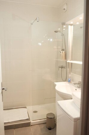 Douche, sèche-cheveux, serviettes fournies