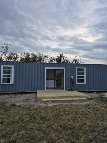 Cozy 1-bedroom cottage in beautiful Fort Pierce with AC