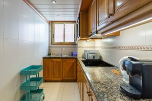 Wasserkocher mit Kaffee-/Teezubehör, Kühlschrank, Mikrowelle, Ofen