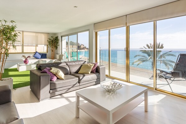TV - Seese Apartment: Prime Beachfront Location in Lloret de Mar (Lloret de Mar)