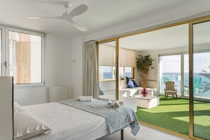 Tabla de planchar con plancha, wifi y ropa de cama 