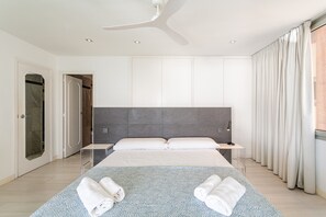 Tabla de planchar con plancha, wifi y ropa de cama 