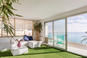 TV - Seese Apartment: Prime Beachfront Location in Lloret de Mar (Lloret de Mar)
