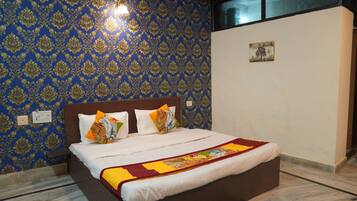 Escritorio, espacio para trabajar con laptop y cortinas blackout