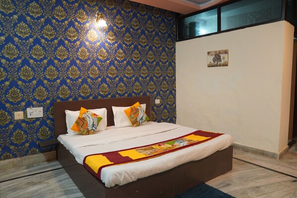 Escritorio, espacio para trabajar con laptop y cortinas blackout 