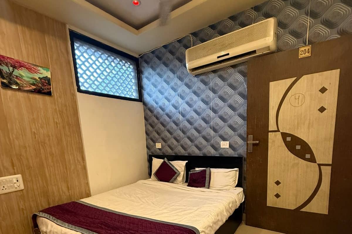 Deluxe Room | Desk, laptop workspace, blackout drapes, free WiFi