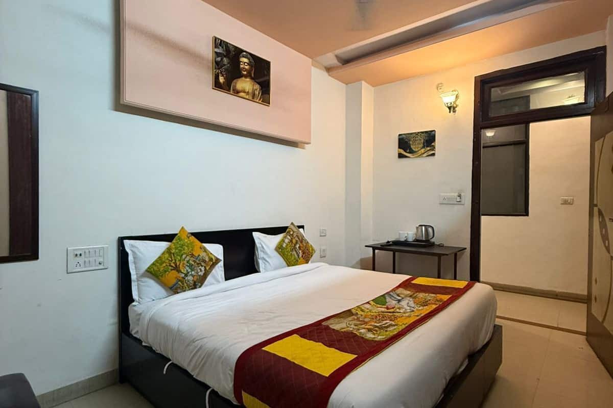 Superior Room | Desk, laptop workspace, blackout drapes, free WiFi