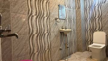 Deluxe Room | Bathroom