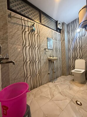 Habitació Deluxe | Bany | Dutxa, articles de tocador gratuïts, tovalloles i sabó 