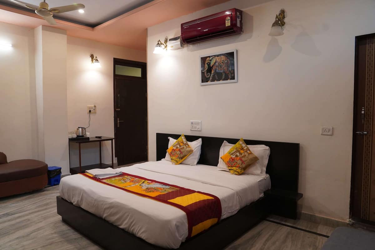 Escritorio, espacio para trabajar con laptop y cortinas blackout