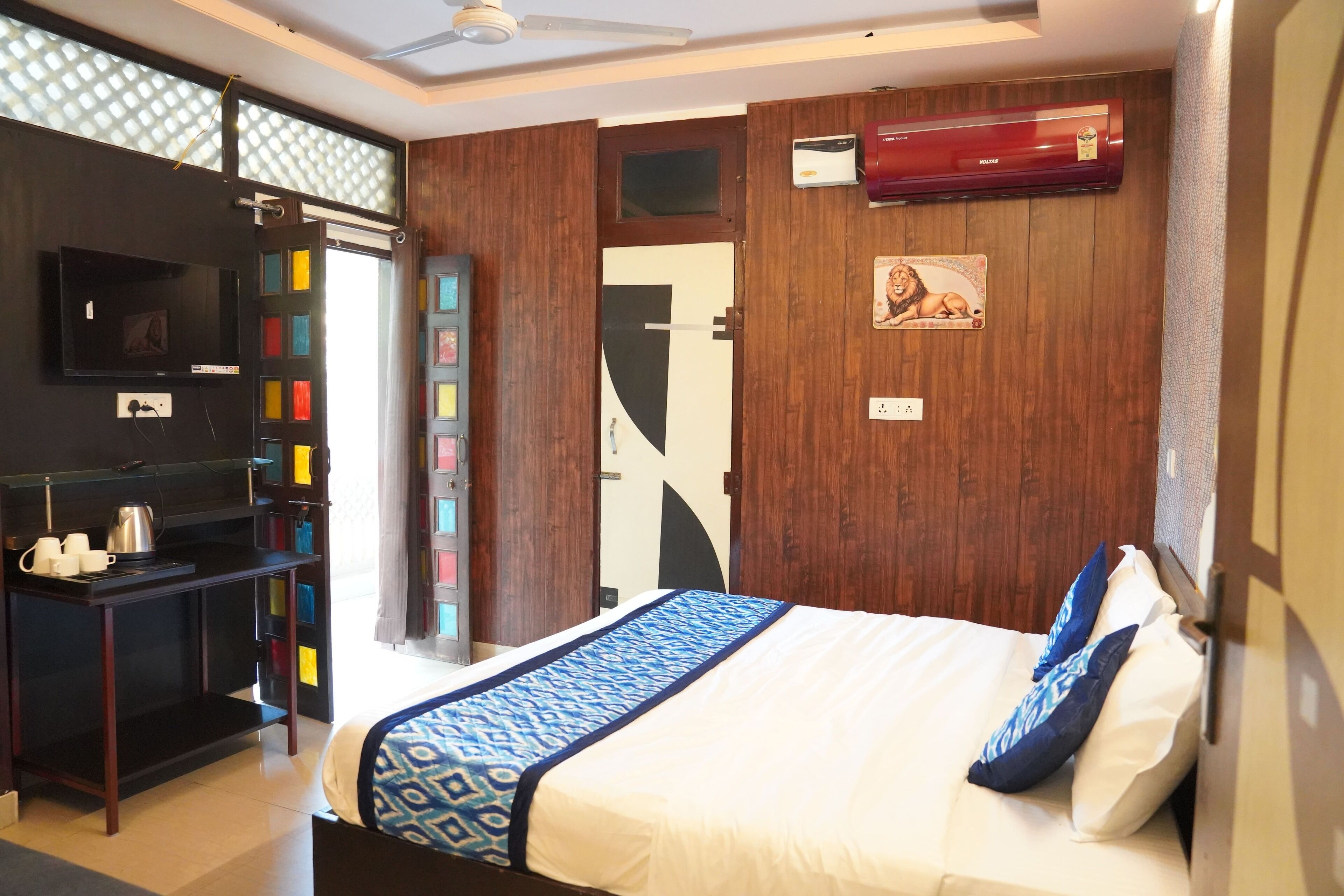 Deluxe Double Room, Mountain View | Desk, laptop workspace, blackout drapes, free WiFi