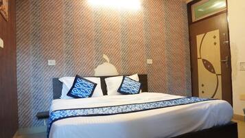 Escritorio, espacio para trabajar con laptop y cortinas blackout