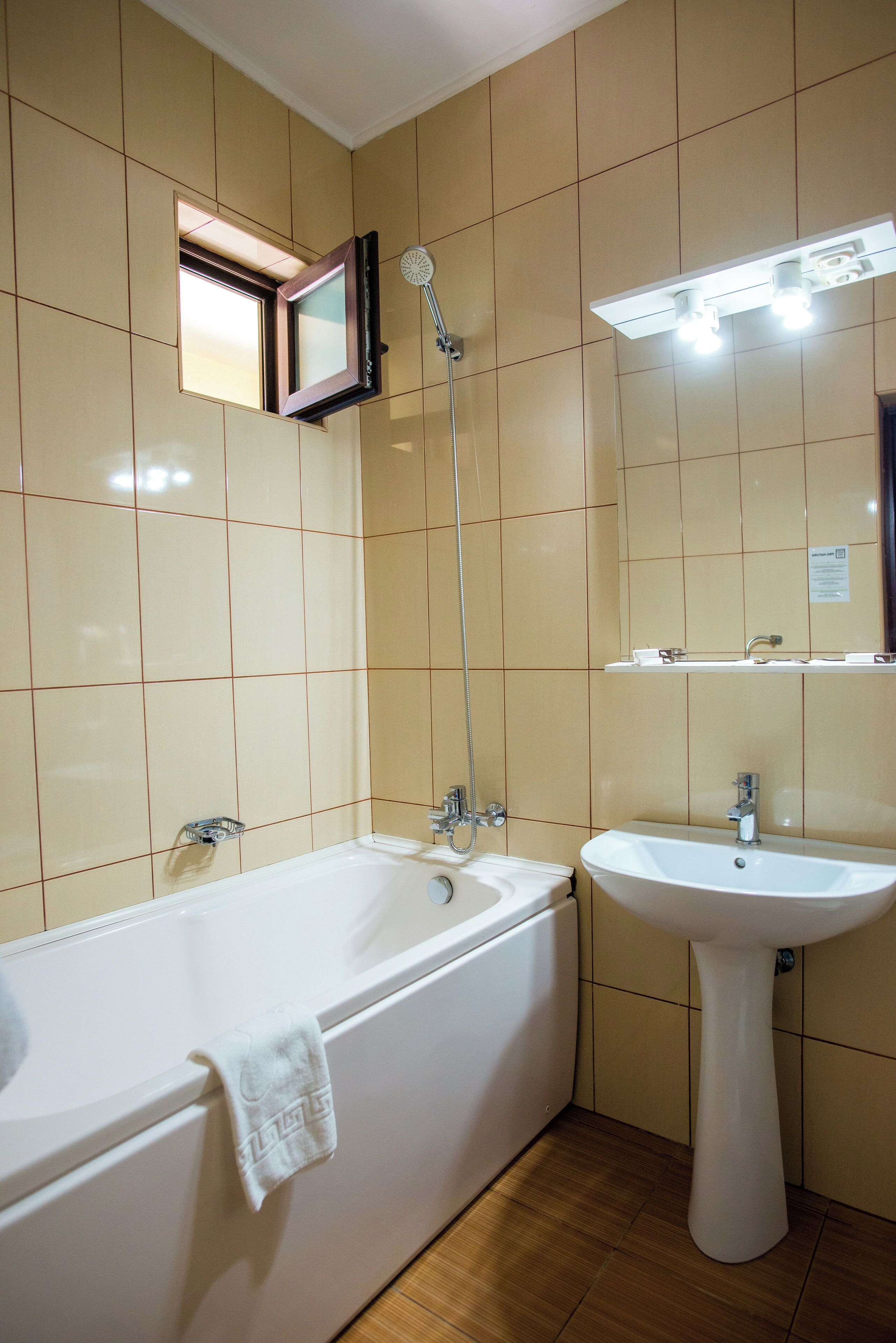 Basic-Doppel- oder -Zweibettzimmer, Balkon, Stadtblick | Badezimmer | Dusche, Haartrockner, Handtücher, Seife