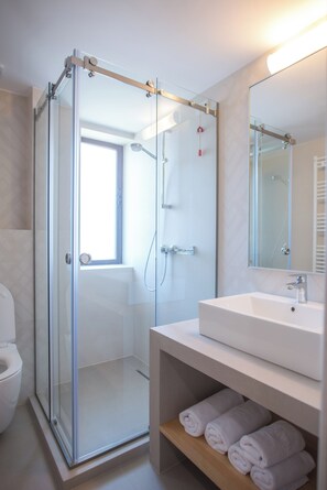Superior Double Room, Balcony, Garden View | Bathroom | Shower, hair dryer, towels, soap - Hotel Anina (Techirghiol)