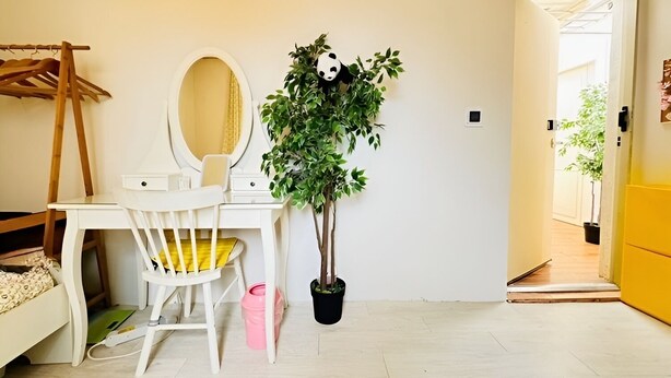 A bedroom with a bed, a desk with a chair, a mirror, and a potted plant. - BANANA_Marvelous 1-bedroom studio with AC in EWha Univ. (Seodaemun-gu,)