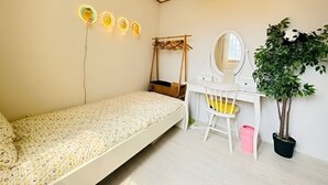 A bedroom with a bed, a desk with a mirror, a hanging light fixture, and a potted plant. - BANANA_Marvelous 1-bedroom studio with AC in EWha Univ. (Seodaemun-gu,)