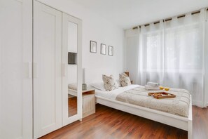 1 bedroom, desk, iron/ironing board, travel cot - Prime 1BR Near Galeries Lafayette - Walk to Opera (Paris)