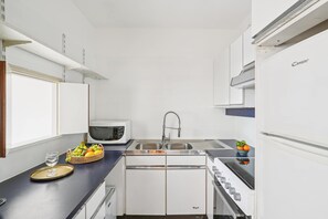 Fridge, microwave, oven, stovetop - Prime 1BR Near Galeries Lafayette - Walk to Opera (Paris)