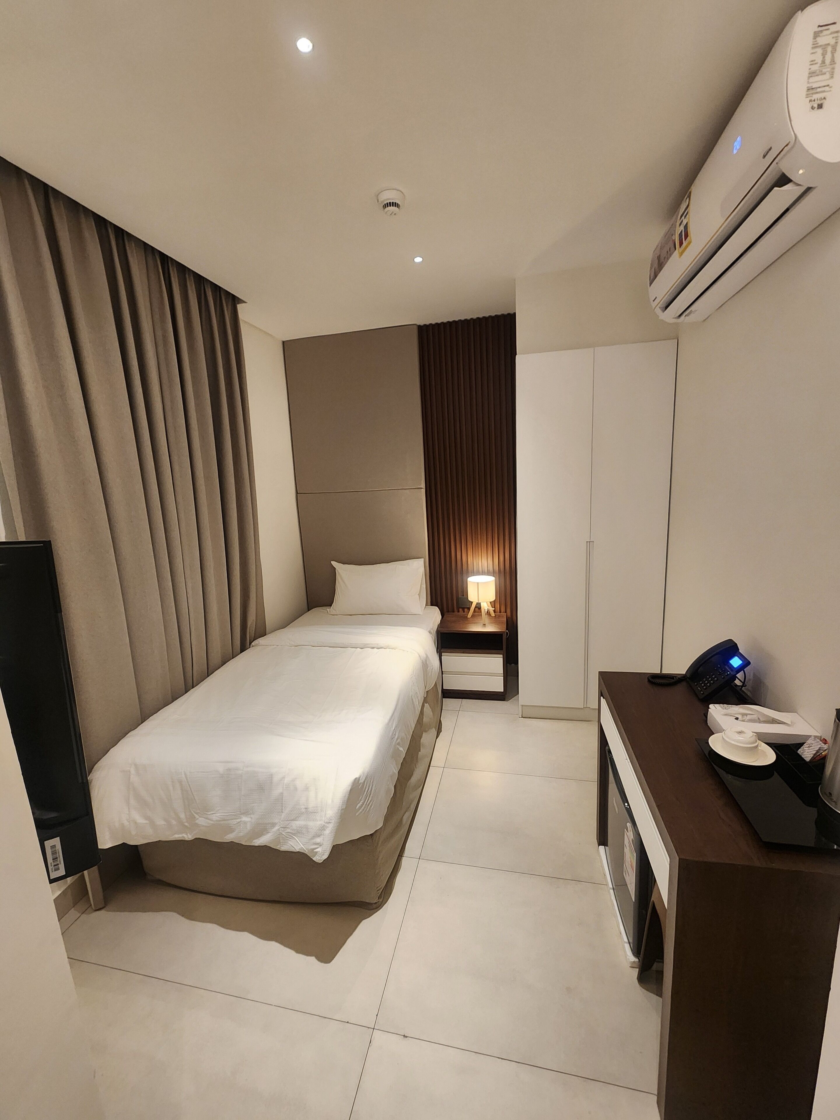 Kamar Single Basic | Meja kerja, ruang kerja ramah laptop, dan Wi-Fi gratis