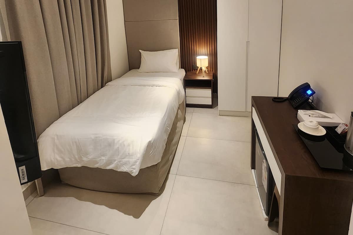 Kamar Single Basic | Meja kerja, ruang kerja ramah laptop, dan Wi-Fi gratis