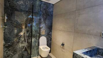 Habitación doble estándar | Baño | Regadera, amenidades de baño gratuitas, toallas, jabón