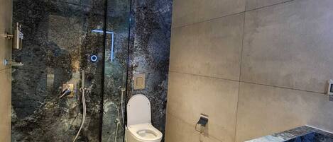 Standard Double Room | Bathroom | Shower, towels, soap, shampoo