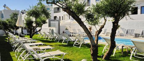 Seasonal outdoor pool, open 8:00 AM to 6:00 PM, pool loungers