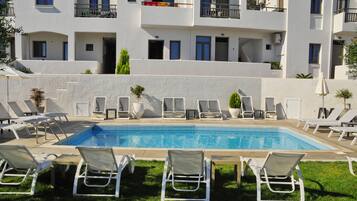 Piscina externa sazonal, funciona das 8h às 18h, espreguiçadeiras