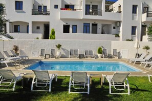 Seasonal outdoor pool, open 8:00 AM to 6:00 PM, pool loungers