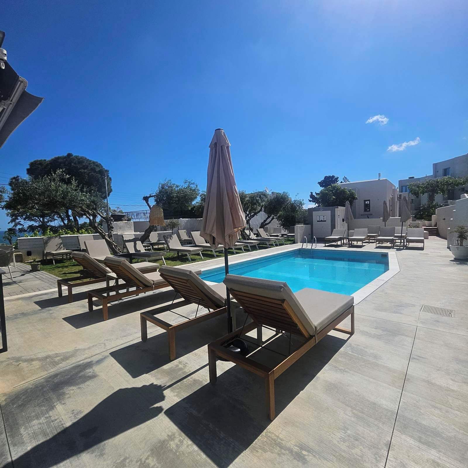 Seasonal outdoor pool, open 8:00 AM to 6:00 PM, pool loungers