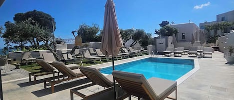 Piscine extérieure (ouverte en saison), chaises longues