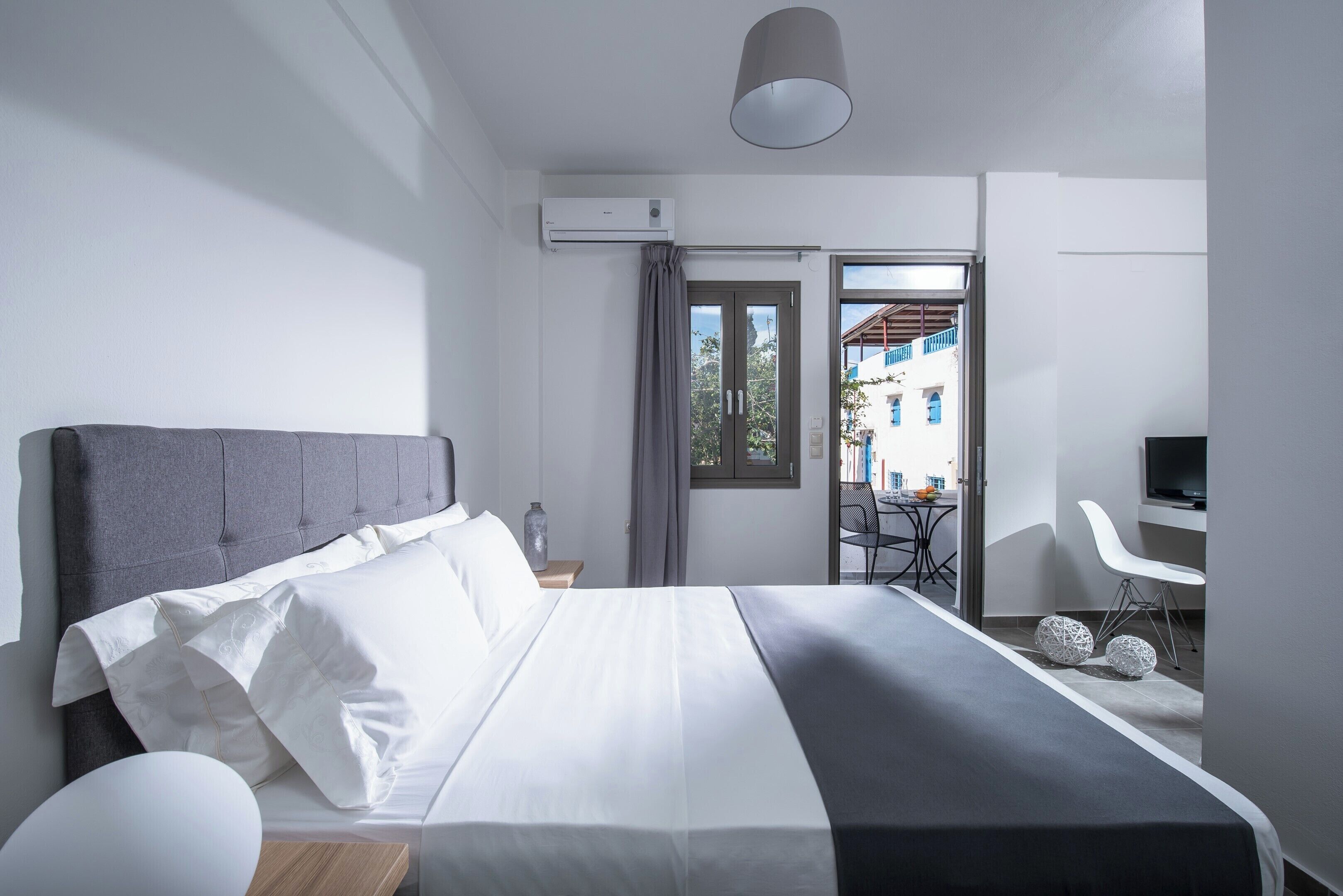 In-room safe, soundproofing, iron/ironing board, free WiFi