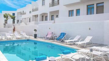 Piscina stagionale all'aperto, lettini