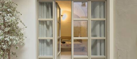 1 bedroom, desk, WiFi, bed sheets