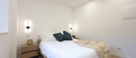 Escritorio, tabla de planchar con plancha y wifi