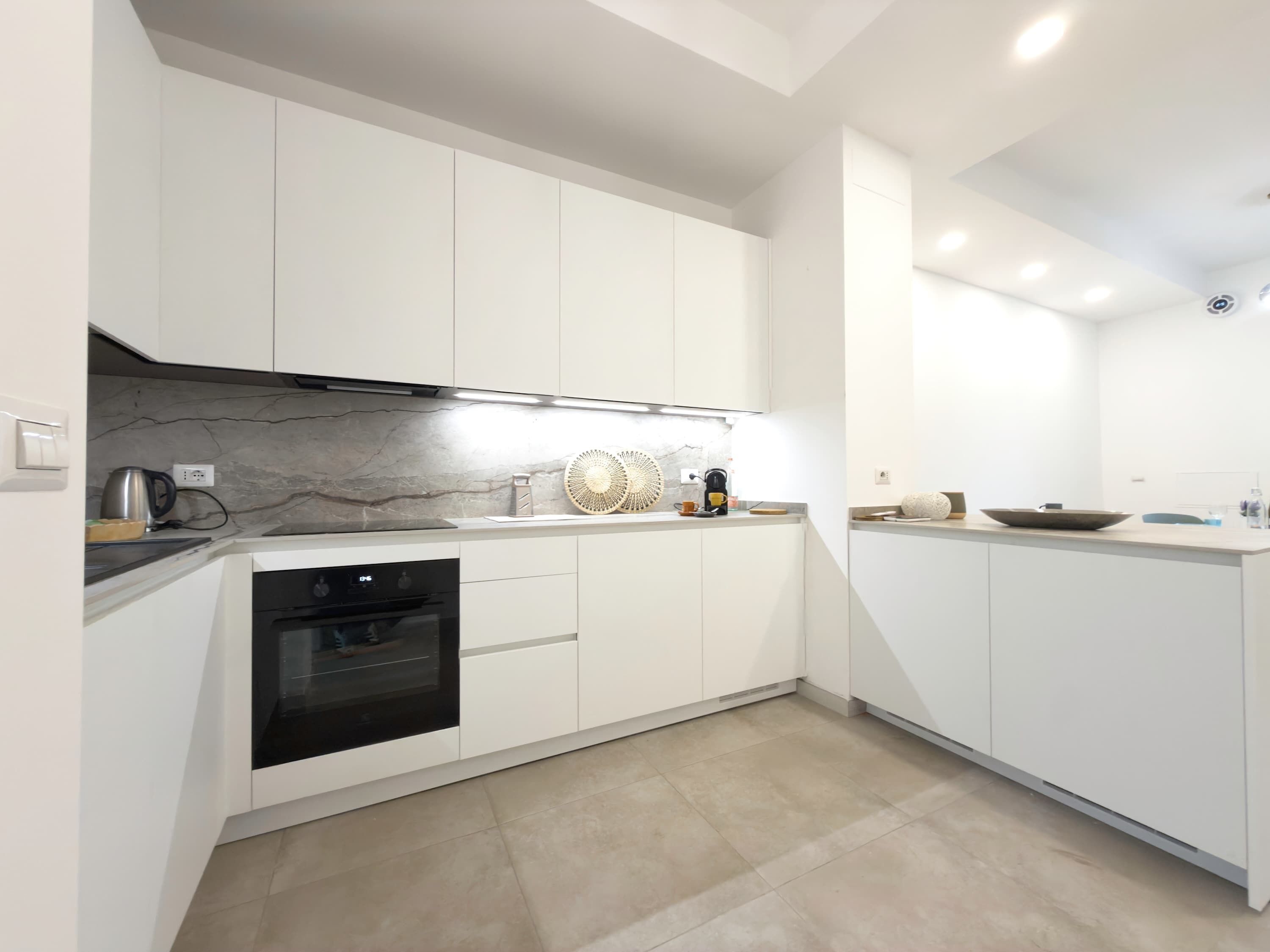 Frigorifero, microonde, forno, piano cottura