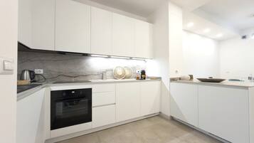 Frigorifero, microonde, forno, piano cottura