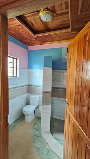 Classic-huoneisto, parveke, näköala puutarhaan | Kylpyhuone | Suihku, ilmaiset hygieniatuotteet, tohvelit, pyyhkeet