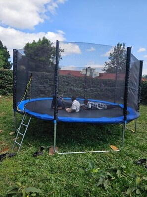 Área de juegos infantiles al aire libre